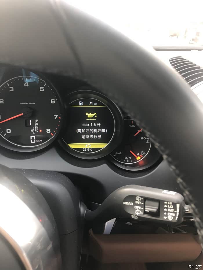 保时捷卡宴17款提示max15升需加机油如图