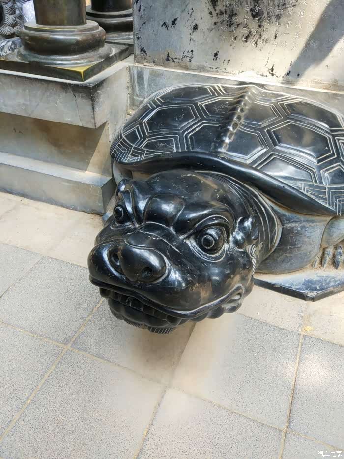 龙有子之六子赑屃bìxì,又名霸,样子似龟,喜欢负重,碑龟是也