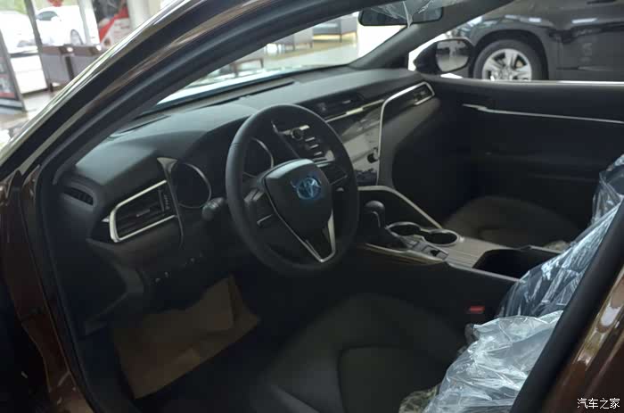 凯美瑞前排,我个人觉最方就是内饰设计,拉丝纹路还是漂亮.