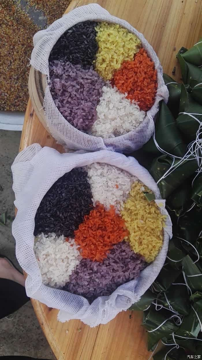 去老表家参加秧苗节吃花糯米饭