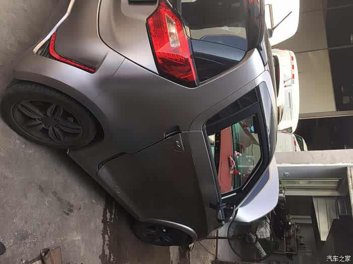 (注:做保养的地方也是众泰e200的服务站) 基本上全身贴了亚光的灰色膜