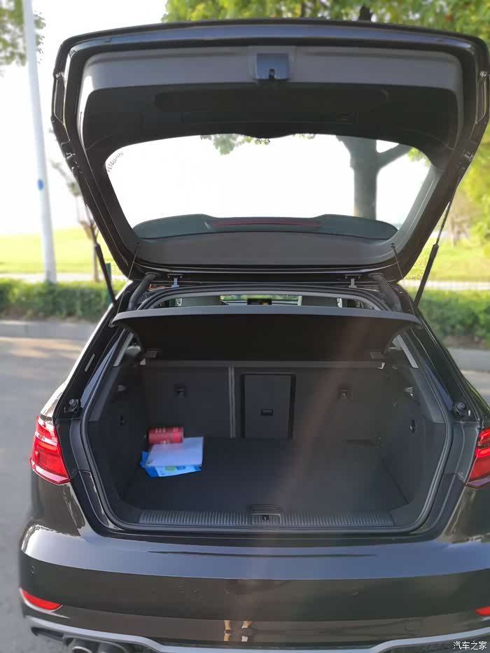 两厢奥迪a3 1.4t时尚版,方便上下班代步,城市穿梭----申请认证