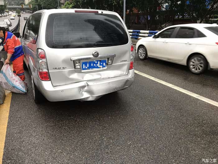 小欧被追尾了三车相撞被别克gl8撞