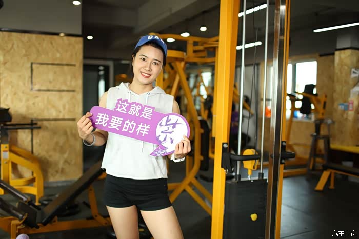 美女教练对镜头爽朗一笑,一副充满魅力的样"紫"