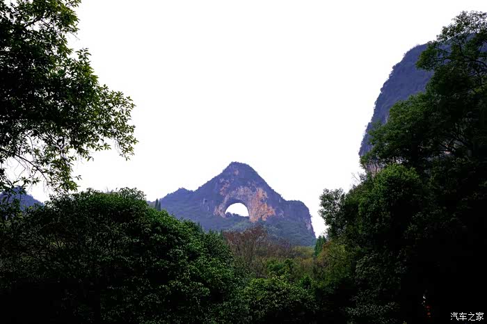 一个天然石洞将山体从两面贯通,似一轮明月,得名"明月峰",俗称月亮山