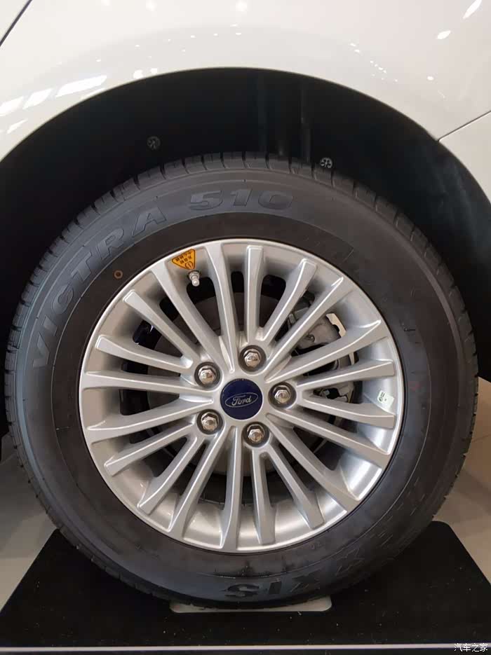 福睿斯的前后轮胎规格为205/55 r16和205/55 r16,配备了非全尺寸备胎