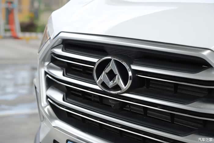 前网来个特写,我还保留了众字车标,还喜欢这款的,你们也可以选择英文