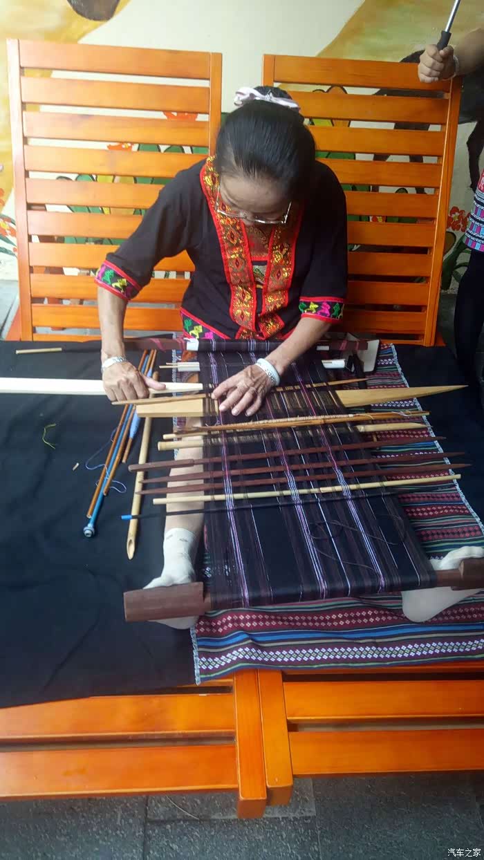 中国古代最先进与众同的纺织工具——踞腰织机,纺,染,织,绣 工艺黎锦