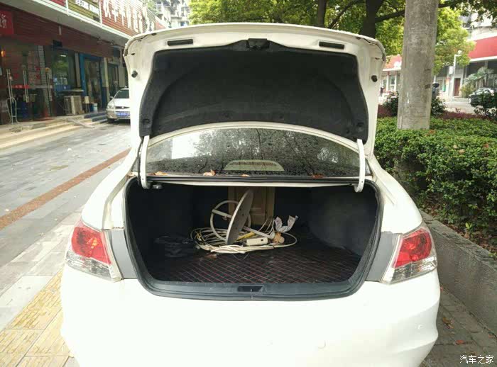 八代雅阁后备箱撑杆套加装肯定没有人想到八代还简配这个