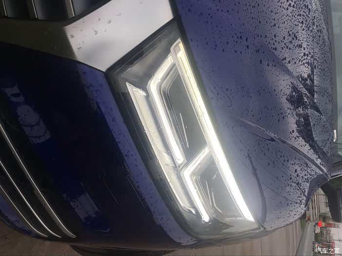 流水动态转向大灯 .奥迪在灯的上面还是会令人失望的 .