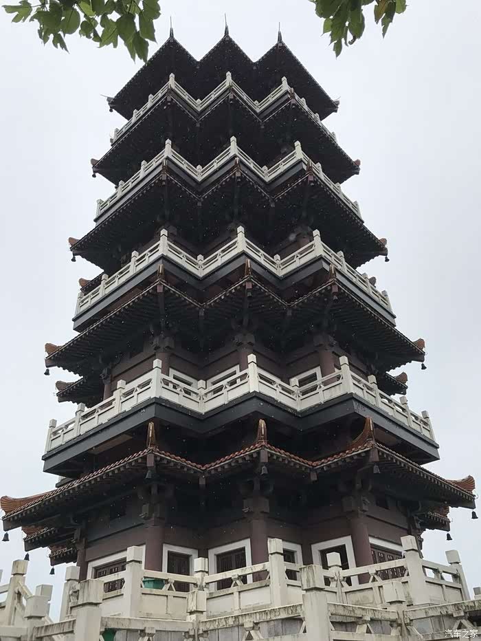 腾龙阁,现代建筑,十层,下层,34米高,98年建成,寓意着诸葛亮从隆中出山