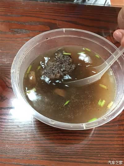 每碗肠血都有两块米血货沉底