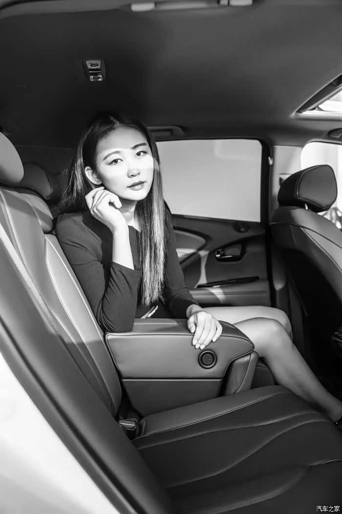 中间的扶手可收起,4坐车变5坐车.