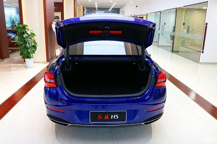 厉害了我的国时尚到亮瞎了眼红旗h5到店震撼赏析