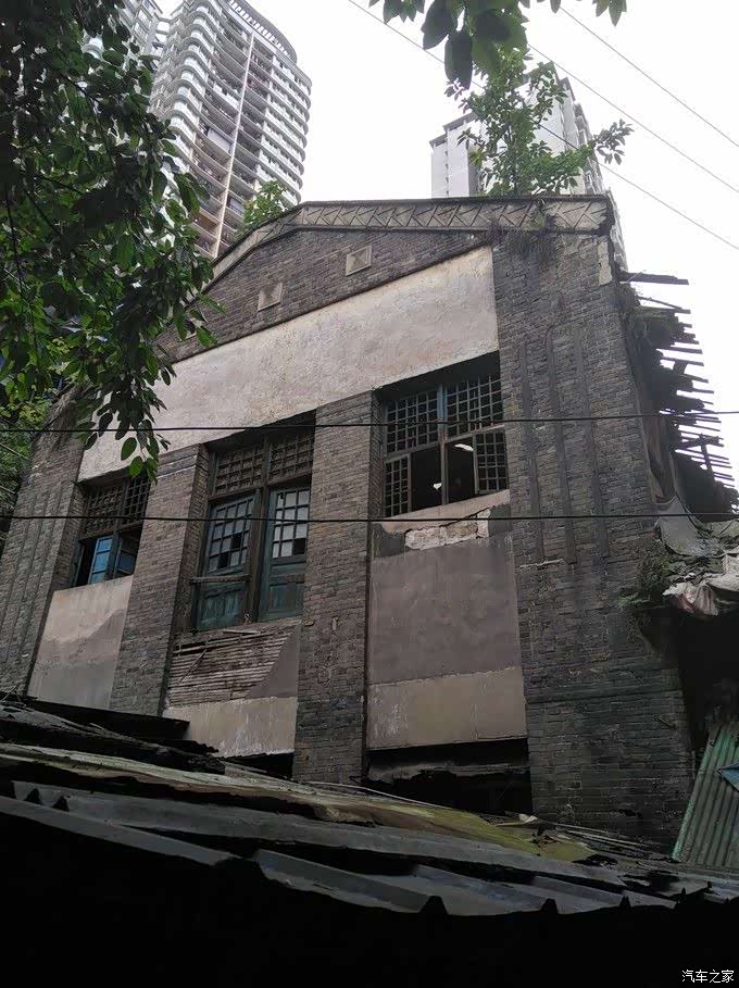 蜀都中学是所私立中学,自始至终掌握在党的手中,是江北地区中共