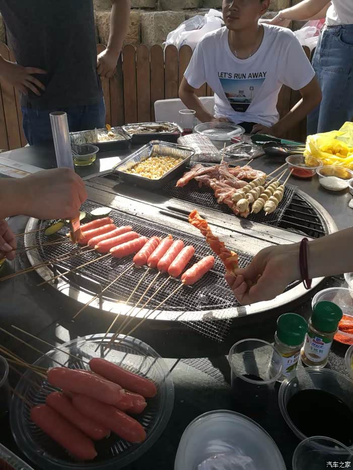 缤智城市先锋艺术家泉州月亮湾海边烧烤
