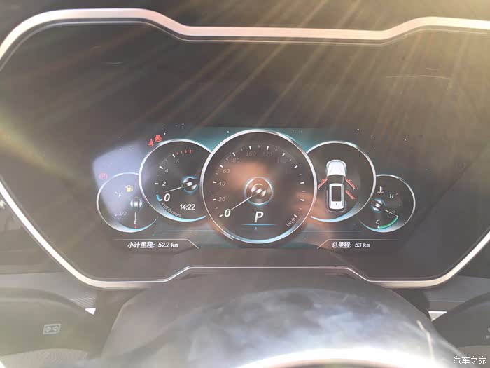 液晶仪表盘,可以切换不同驾驶模式,感觉很是拉风