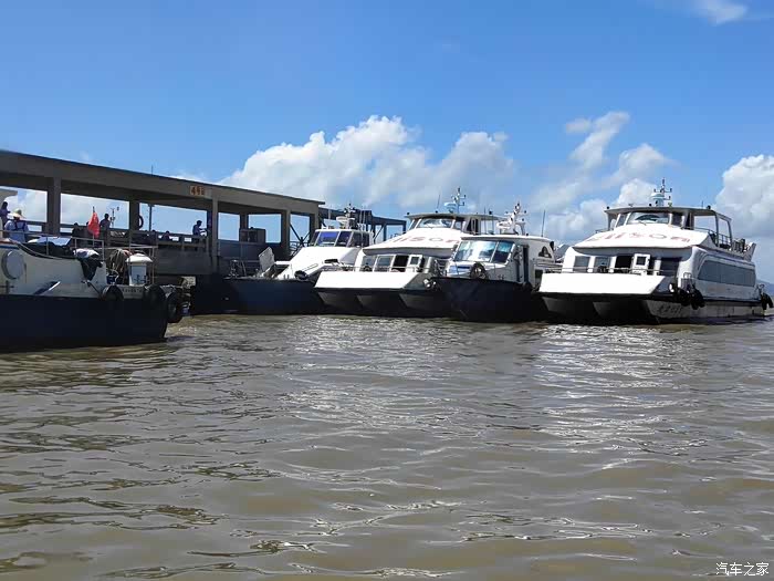 山咀港码头船只,注意看海水色彩!是不清淅!