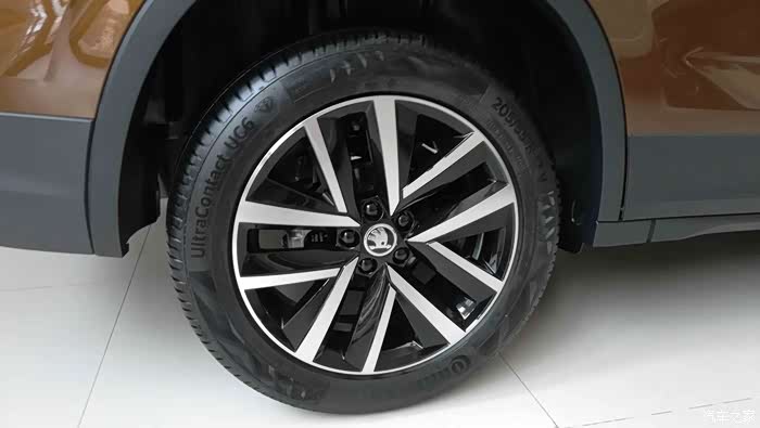 轮胎规格为205/55/r17,备用胎为非全尺寸