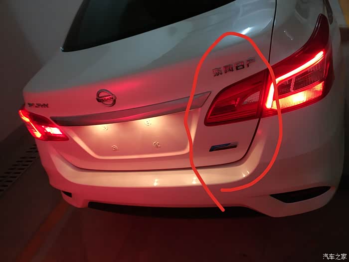 2018款新轩逸智尊版车尾灯右边不亮正常吗