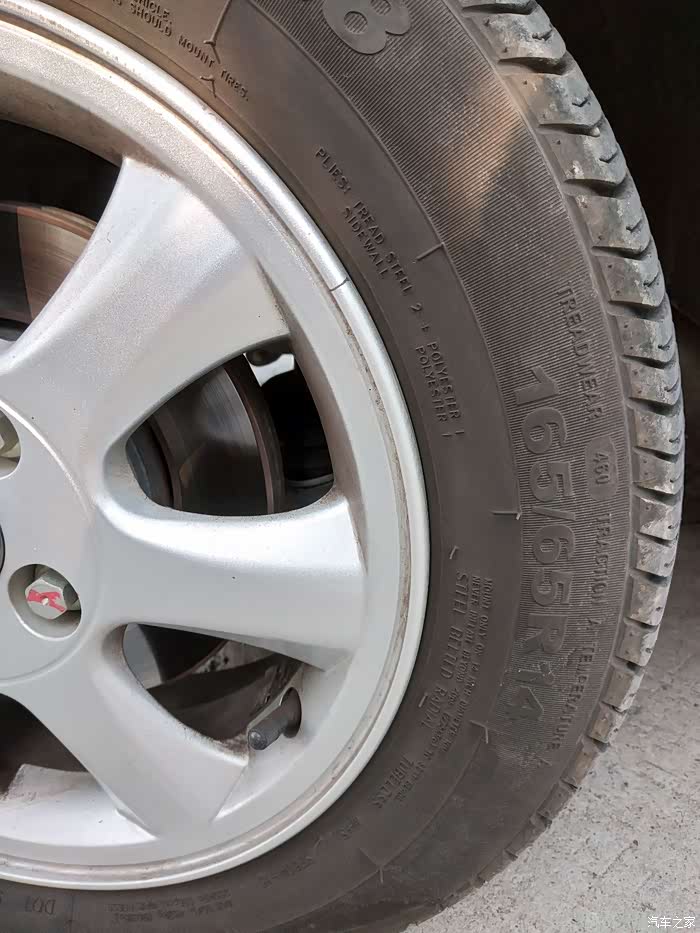 14寸的佳通轮胎,刹车用的是前碟后鼓,这个是前轮胎