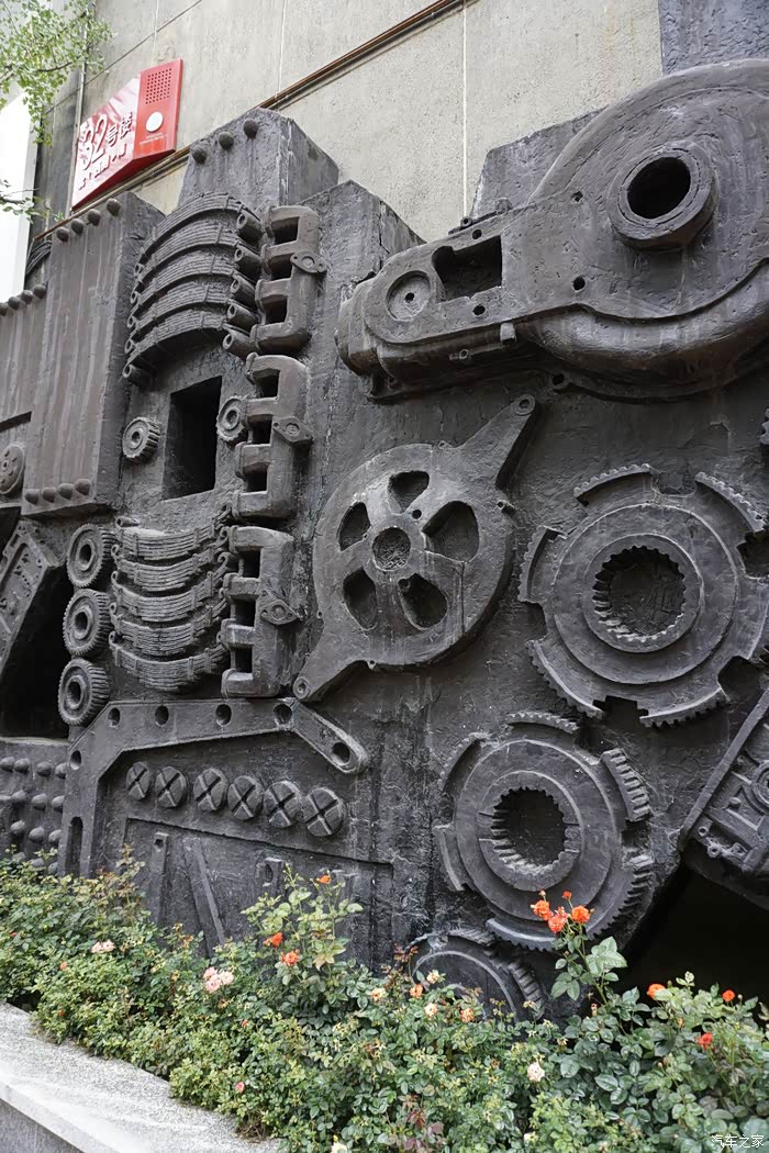 带着一种有激情的美感观赏机械浮雕墙