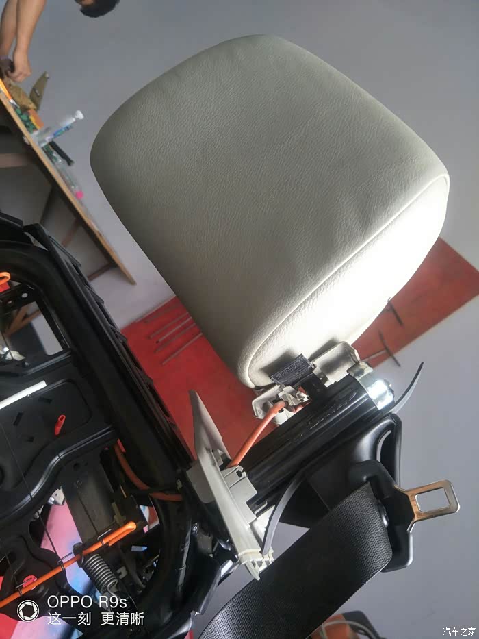 宝马323前排座椅头枕怎么拆