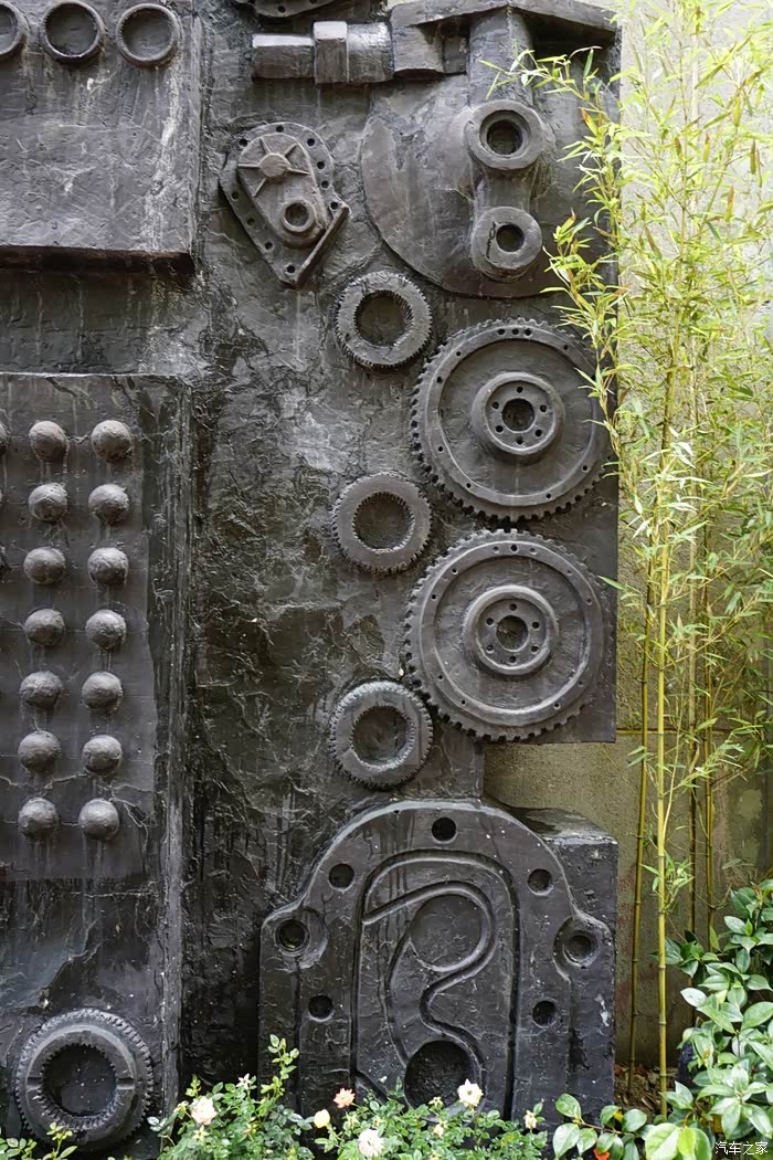 带着一种有激情的美感观赏机械浮雕墙