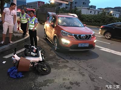 发生轻微的交通事故警察有权扣车多久?