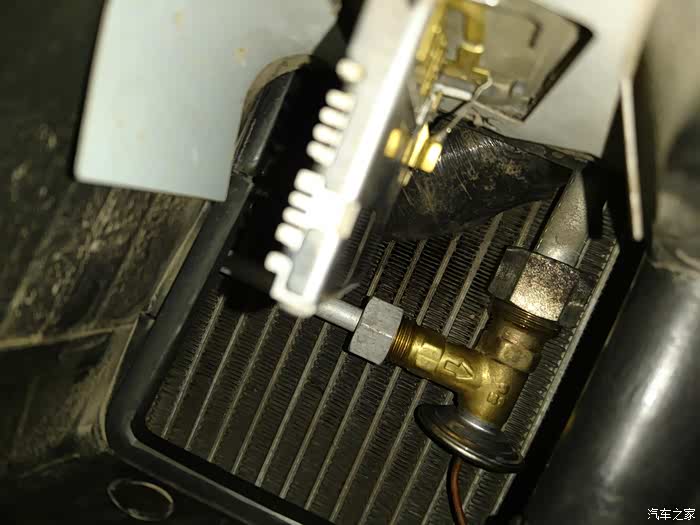 请问膨胀阀可以从这里换吗?