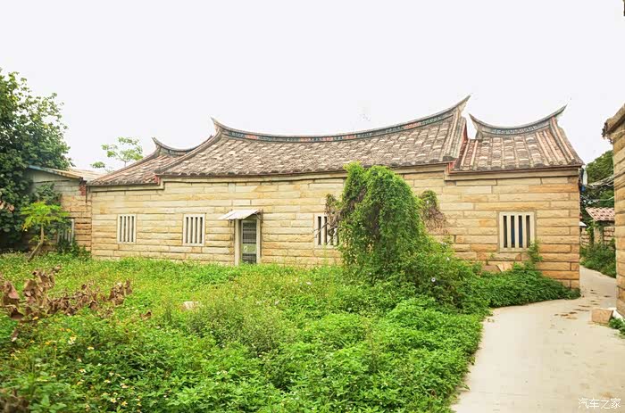 村子里还有些这样用条石盖房子,也是规整