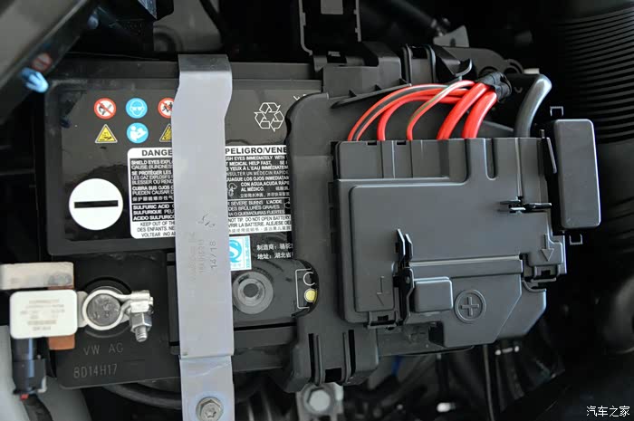 车辆搭载的免维护蓄电池,阳极都被塑料件覆盖住.