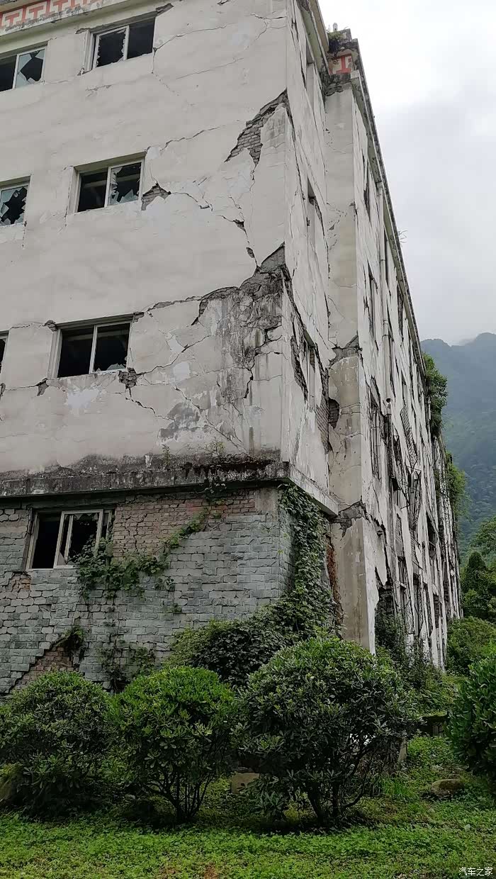 这些建筑其实都是太严重,当时离震中几公里外都江堰,很多都是这样情况