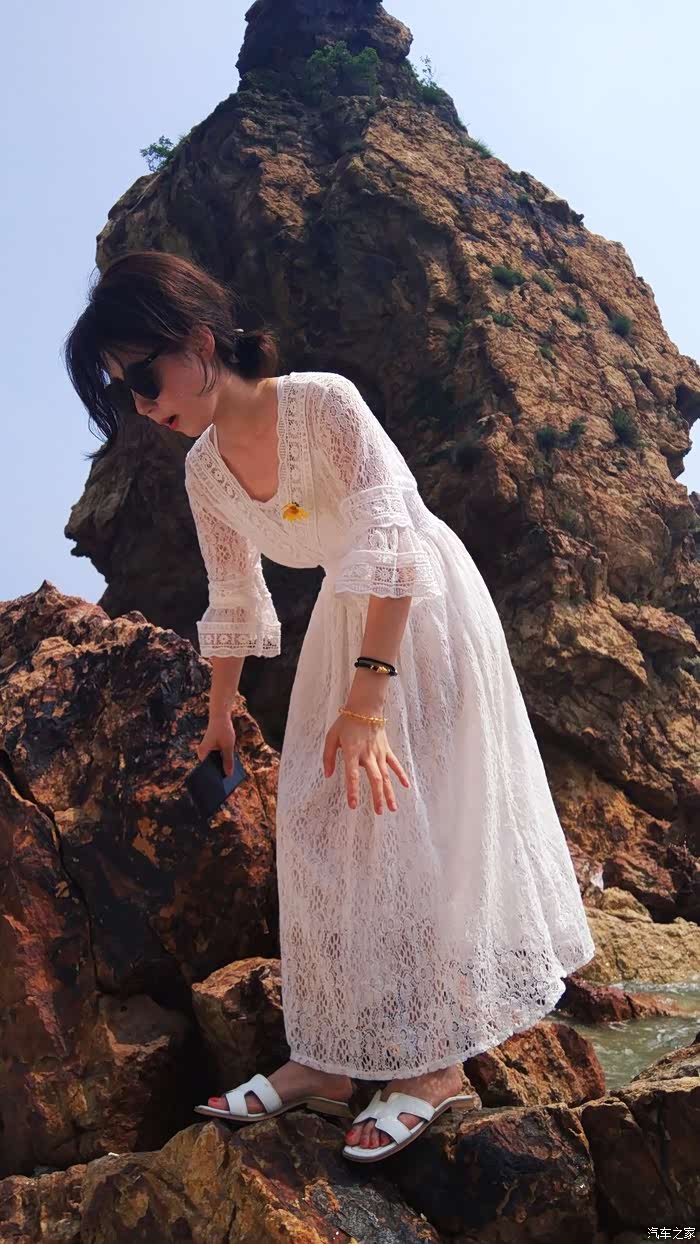 美女当车模与白小姐共约大连星海燕窝岭全网颜值大片