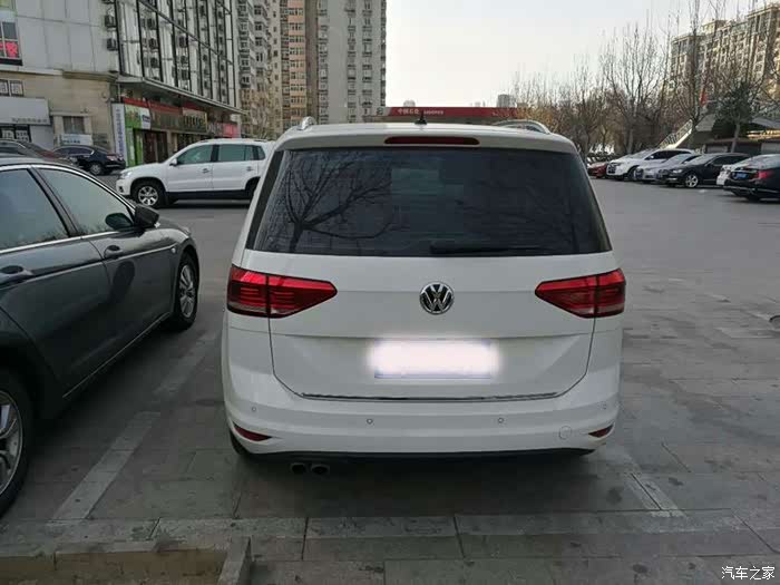 花瓣颜色好,阿妹更娇羞!