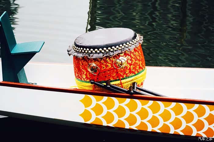 瞧这龙舟上的击鼓,很可爱