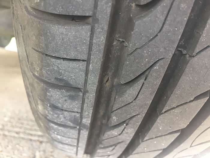 轮胎胎肩有裂缝