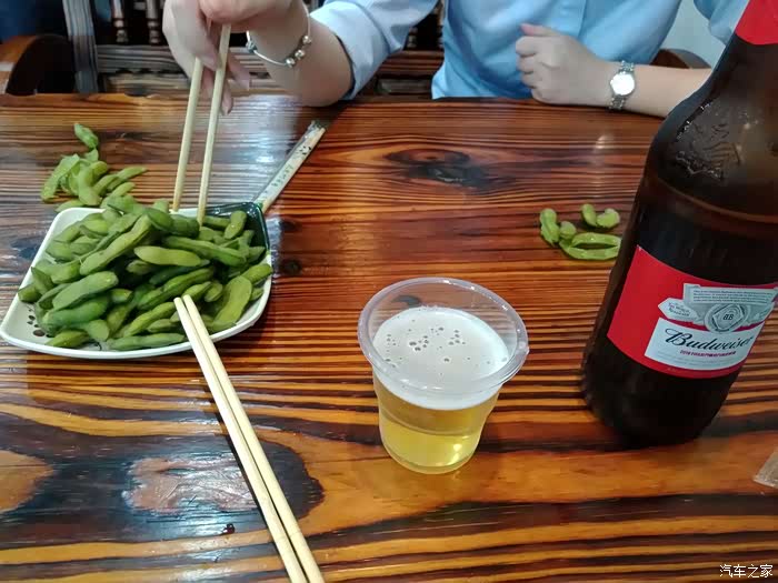 领克01开领克喝啤酒吃烧烤