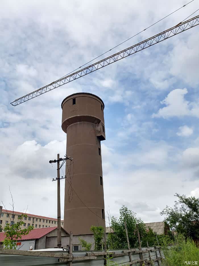 镇内即将拆除的老式水塔
