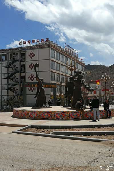 芒康县城向西翻过宗拉山拉乌山到达如美镇如美镇镇区紧贴澜沧江 旅店