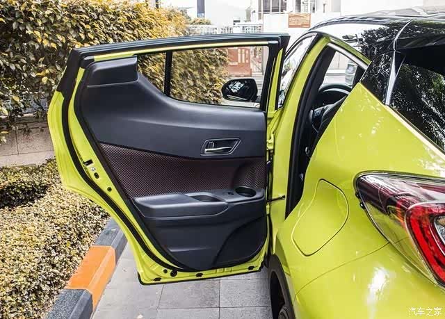 谁说丰田chr后窗小不好开太个性过来我们一起唠唠