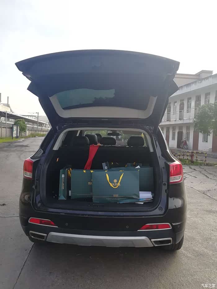 到家了,把后备箱的礼物给各位亲戚送了去,端午节了,买了很多粽子给家