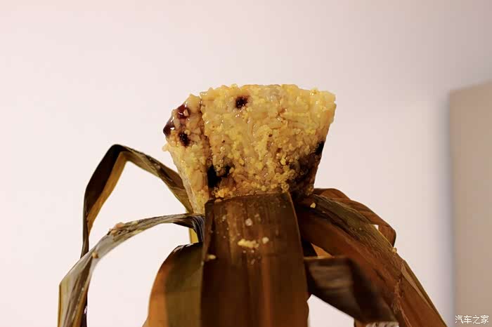 敬完天 我必须的吃一个,剥开一颗粽子,哇里面晶莹剔透,让人看直流口水