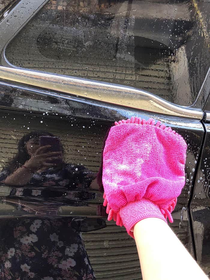 把洗车精稀释水搅拌均匀之后,打湿抹布,在车的各个角落抹干净即可