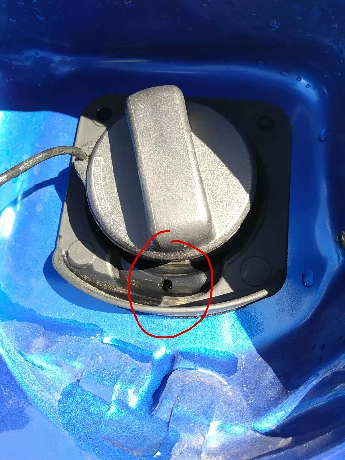 这个小孔是排水孔么?还是油箱的排气孔呀