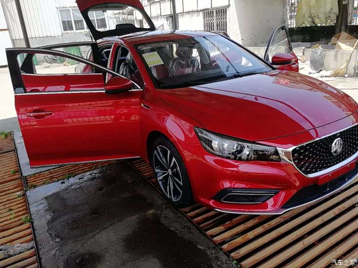 感觉红色车漆有点薄.