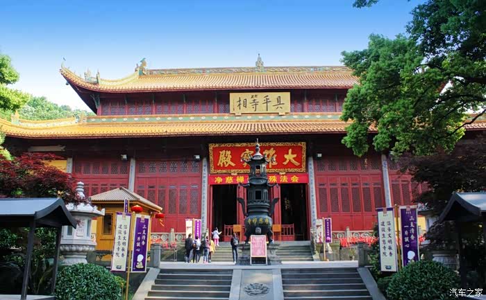 这净慈寺外的大雄宝殿之景.