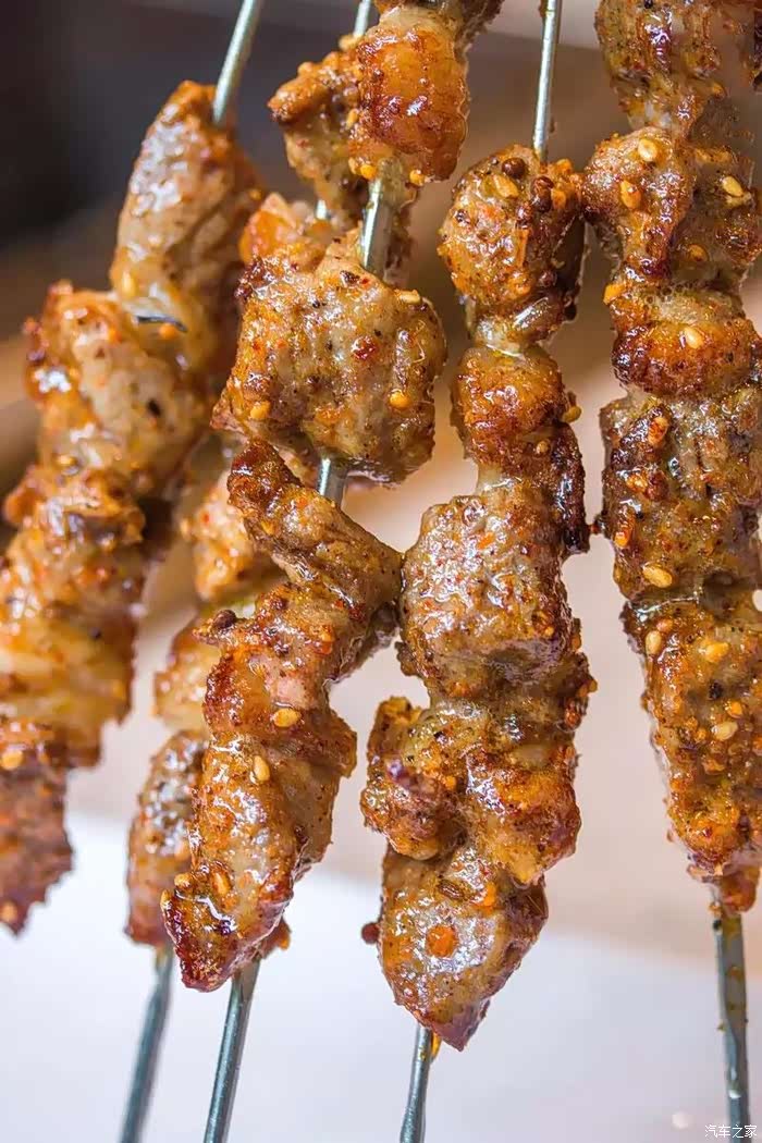 高温下的羊油滋滋作响,一滴一滴的往下淌,羊油有种香味,让你越嚼越香.