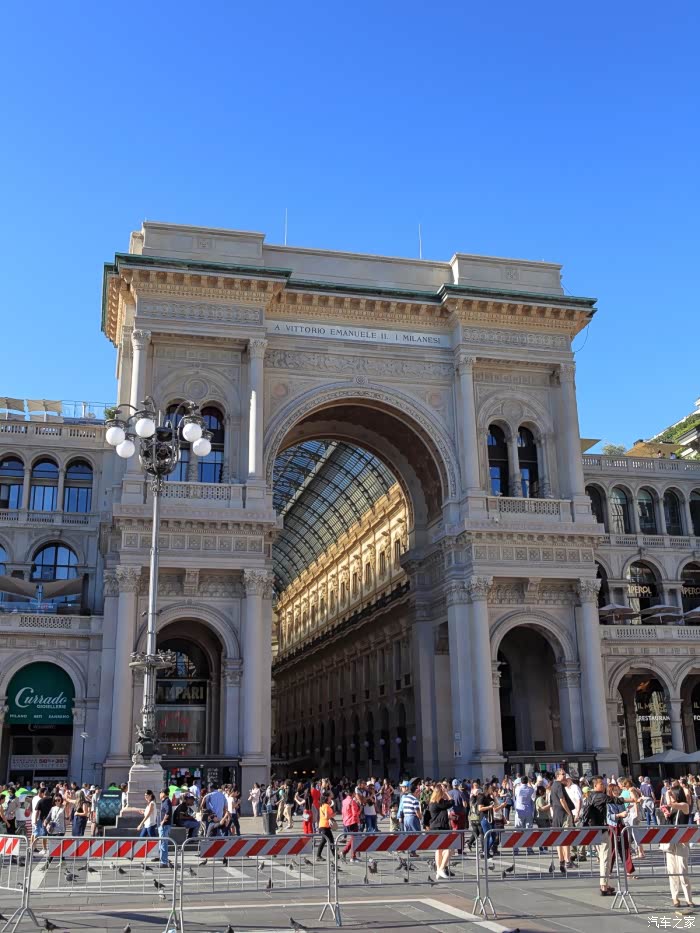 米兰广场环顾四周
