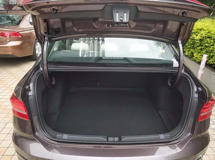 朗逸plus的后备箱还是比较深足的,带父母出游,行李都够装